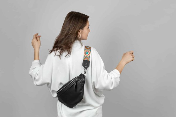 Comment porter un sac banane velours ?