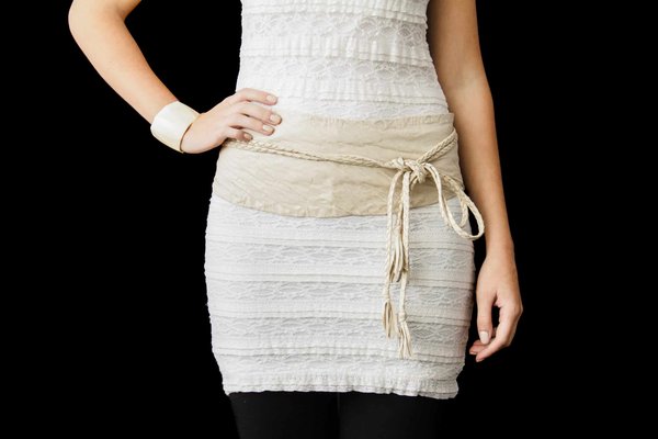 Quels conseils pour utiliser des ceintures pour définir la taille dans des robes fluides ?