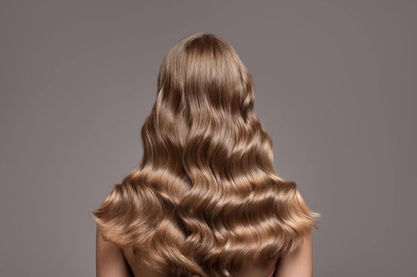 Soin des cheveux ondulés : adoptez la bonne routine